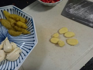 11、酸辣黄瓜条,小段姜去皮切片