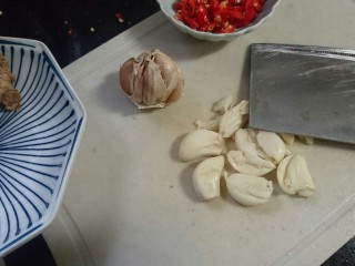 10、酸辣黄瓜条,用刀背拍开即可