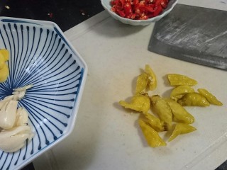 12、酸辣黄瓜条,黄泡椒切断