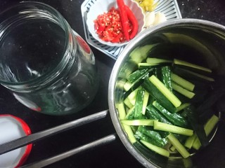 14、酸辣黄瓜条,准备一个干净的无水无油的玻璃容器