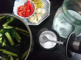 15、酸辣黄瓜条,瓶子中倒入三分之一的凉白开，三小勺盐