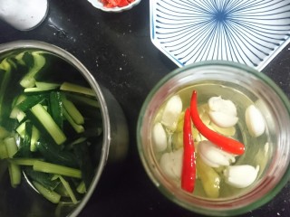 16、酸辣黄瓜条,之前准备好的配料入水中