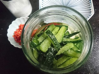 17、酸辣黄瓜条,再将黄瓜挤去多余水分也入瓶中，加了小半勺海盐