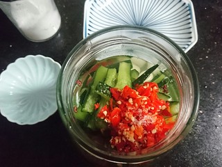 18、酸辣黄瓜条,喜欢辣的口味则加入更多的小米辣