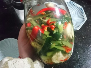 19、酸辣黄瓜条,倒入白醋至没过食材