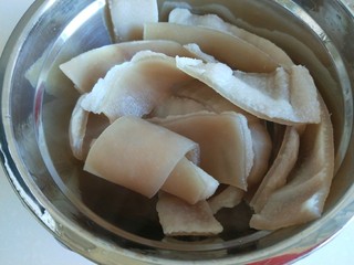 1、混蛋猪皮冻  新文美食,猪肉每次我都要把皮去掉。攒多了就做一次猪皮冻，今天的不是很多就将就做了，还好只能装7个混蛋