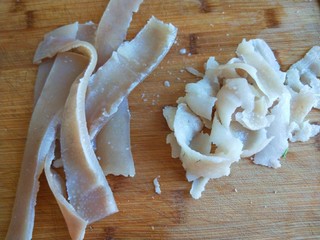 2、混蛋猪皮冻  新文美食,提前开水煮10分钟捞出来放入冷水，捞出来不会烫手，去掉白肉。