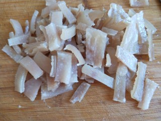 3、混蛋猪皮冻  新文美食,切成小条。