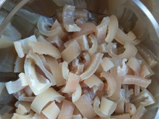 4、混蛋猪皮冻  新文美食,装入盆中加入冷水。