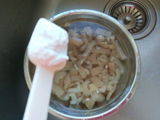 5、混蛋猪皮冻  新文美食,加一勺食用碱泡两个小时洗干净。