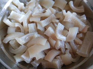 6、混蛋猪皮冻  新文美食,泡过碱水的在洗干净很白的。