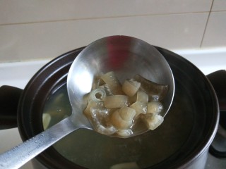 8、混蛋猪皮冻  新文美食,大火烧开转小火慢熬，熬制汤汁浓稠即可。