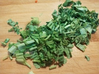 10、混蛋猪皮冻  新文美食,香菜切成小段。