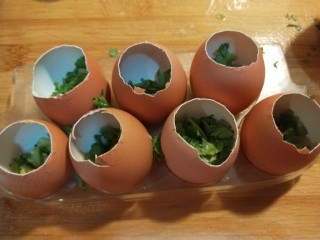 12、混蛋猪皮冻  新文美食,把香菜装入鸡蛋壳。
