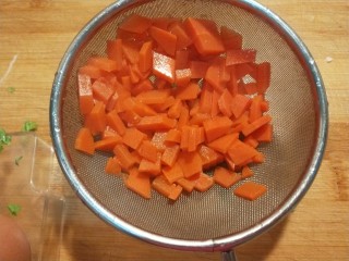 13、混蛋猪皮冻  新文美食,胡萝卜煮熟控干水分装入鸡蛋壳。