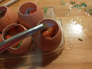 14、混蛋猪皮冻  新文美食,猪皮冻熬制好了捞出来姜蒜，加入适量盐，香油，鸡精，倒入料壶里，在倒入蛋壳中。搅拌均匀放入冰箱保鲜成冻。