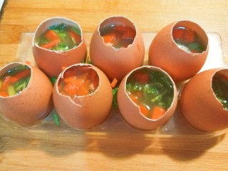 15、混蛋猪皮冻  新文美食,拿出来去掉蛋壳摆放盘中即可。