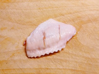 2、奥尔良鸡翅,鸡翅清洗干净，在表面划两刀。