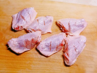 3、奥尔良鸡翅,全部处理好了。