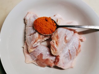 4、奥尔良鸡翅,放入奥尔良腌料。