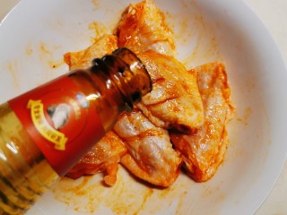 5、奥尔良鸡翅,倒入半汤匙蚝油