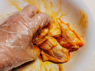 6、奥尔良鸡翅,抓拌均匀。