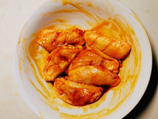 7、奥尔良鸡翅,放入冰箱冷藏，静置腌制一夜。