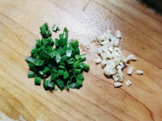 8、奥尔良鸡翅,葱蒜切碎。