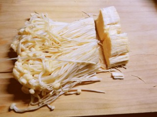 9、奥尔良鸡翅,金针菇切掉根部。