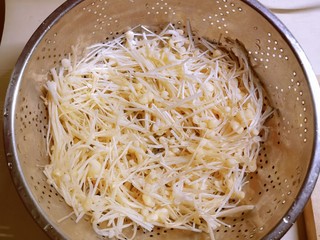 10、奥尔良鸡翅,冲洗干净。