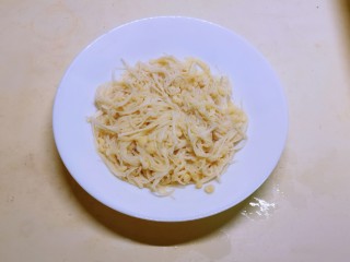 11、奥尔良鸡翅,放入开水中汆烫捞出，摆入盘中。