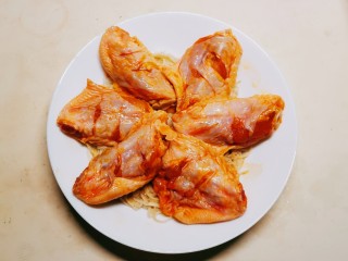 12、奥尔良鸡翅,将腌好的鸡翅放到金针菇上面。