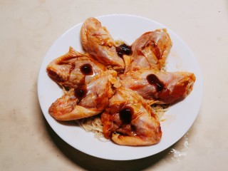 13、奥尔良鸡翅,倒入酱油，刷一层蚝油，