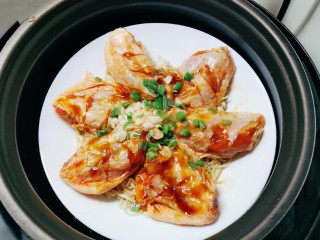 14、奥尔良鸡翅,加入蒜碎和一部分葱碎，放入压力锅隔水蒸制，选择鸡制品功能即可。