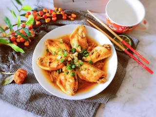 16、奥尔良鸡翅,将剩下的葱碎趁热撒上，即食。