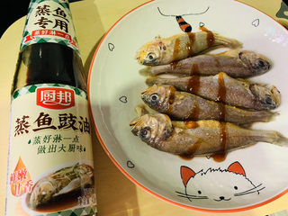 8、清蒸小黄鱼,加蒸鱼豉油；