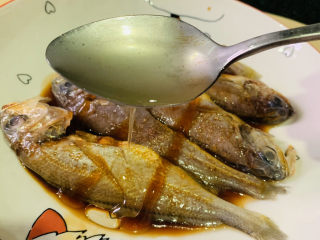 9、清蒸小黄鱼,加食用油