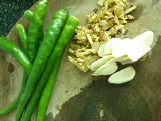 3、手撕咸鱼,姜、蒜、泡酒椒、青椒切好备用