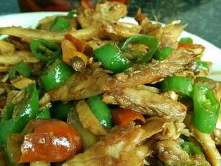 5、手撕咸鱼,无须加盐因咸鱼本身盐份多，放鸡精炒匀即可起锅