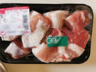 1、十年陈皮扣肉（回味无穷）,五花肉切一样大小方块。