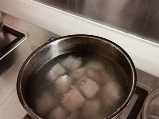 3、十年陈皮扣肉（回味无穷）,把五花肉放进去焯水（就是将需要处理的食材冷水或热水下锅，经过加热，使食材达到半熟或全熟的状态。）要全熟，捞起来。