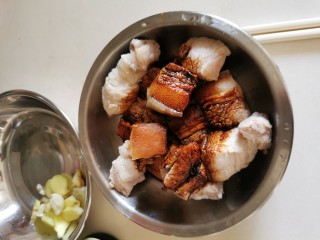 4、十年陈皮扣肉（回味无穷）,加入米酒和老抽，捞均匀。