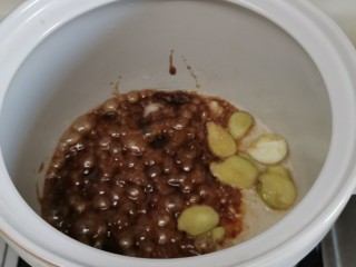 7、十年陈皮扣肉（回味无穷）,沙锅烧热，落小许食用油，放入片糖和姜蒜，糖融化，姜蒜爆香。