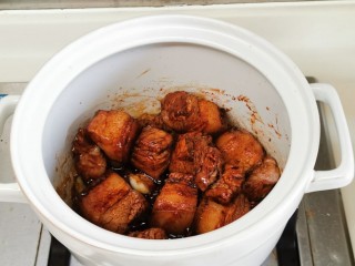 8、十年陈皮扣肉（回味无穷）,只加入肉，汁先不放，大火翻炒，直到发出滋滋声，闻到焦糖香味。