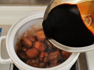 9、十年陈皮扣肉（回味无穷）,把之前腌肉的汁倒入，生抽也加入。