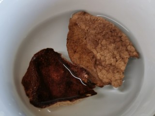 10、十年陈皮扣肉（回味无穷）,陈皮放入锅，加大量的水，大概半个锅的量吧。