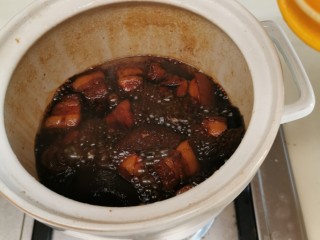 12、十年陈皮扣肉（回味无穷）,其间，要不时打开看看煮得怎么样，水够不够。