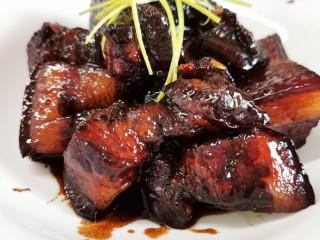 15、十年陈皮扣肉（回味无穷）,摆盘上桌，浓浓的陈皮香，入口即化，肥而不腻，配米饭会让你添了又添，最后连汁都不会放过！