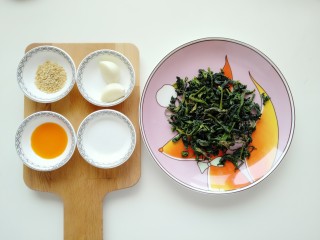 1、蒜泥万年青,准备所需食材:万年青、熟芝麻、蒜瓣、辣椒油、食盐。