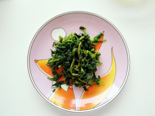 3、蒜泥万年青,把浸泡好的万年青用清水洗净沥干水分备用。